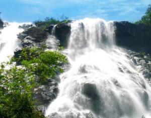 廣州增城白水寨所謂的瀑布是人工造的風(fēng)景區(qū)為何還那么吸人，門票和物品價格也嚇人