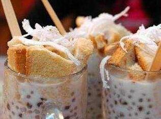 想去云南昆明游玩，可以推薦一些當?shù)氐拿朗硢幔?></a></p>

<p>泡魯達泡魯達是一道緬甸和泰國一帶非常有名的甜品，說是正宗的泡魯達配料多達十二種，但是必要的步驟說來也簡單，就是西米露、緬甸煉奶和牛奶的混合物泡上烤過的面包條，撒上新鮮椰絲而成。喝前攪拌均勻，讓面包條吸入汁液變得更加香甜，同時要趕在汁水被面包吸光之前狠嘬兩口——這資源的分布下永遠藏著一個吃貨的矛盾哲學。</p>
<p><a href=