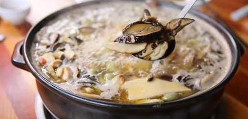 想去云南昆明游玩，可以推薦一些當?shù)氐拿朗硢幔?></a></p>

<p>雞縱菌“雞縱油”和“油雞縱”其實說白了是同一樣東西，就是把撕碎的雞縱菌，蒜頭和干辣椒放入滾燙的菜籽油，伴隨著嗞嗞聲響猛烈冒泡之后得到的產(chǎn)物。那樣的香氣啊，若是聞過一次便常駐心間了。</p>
<p><a href=